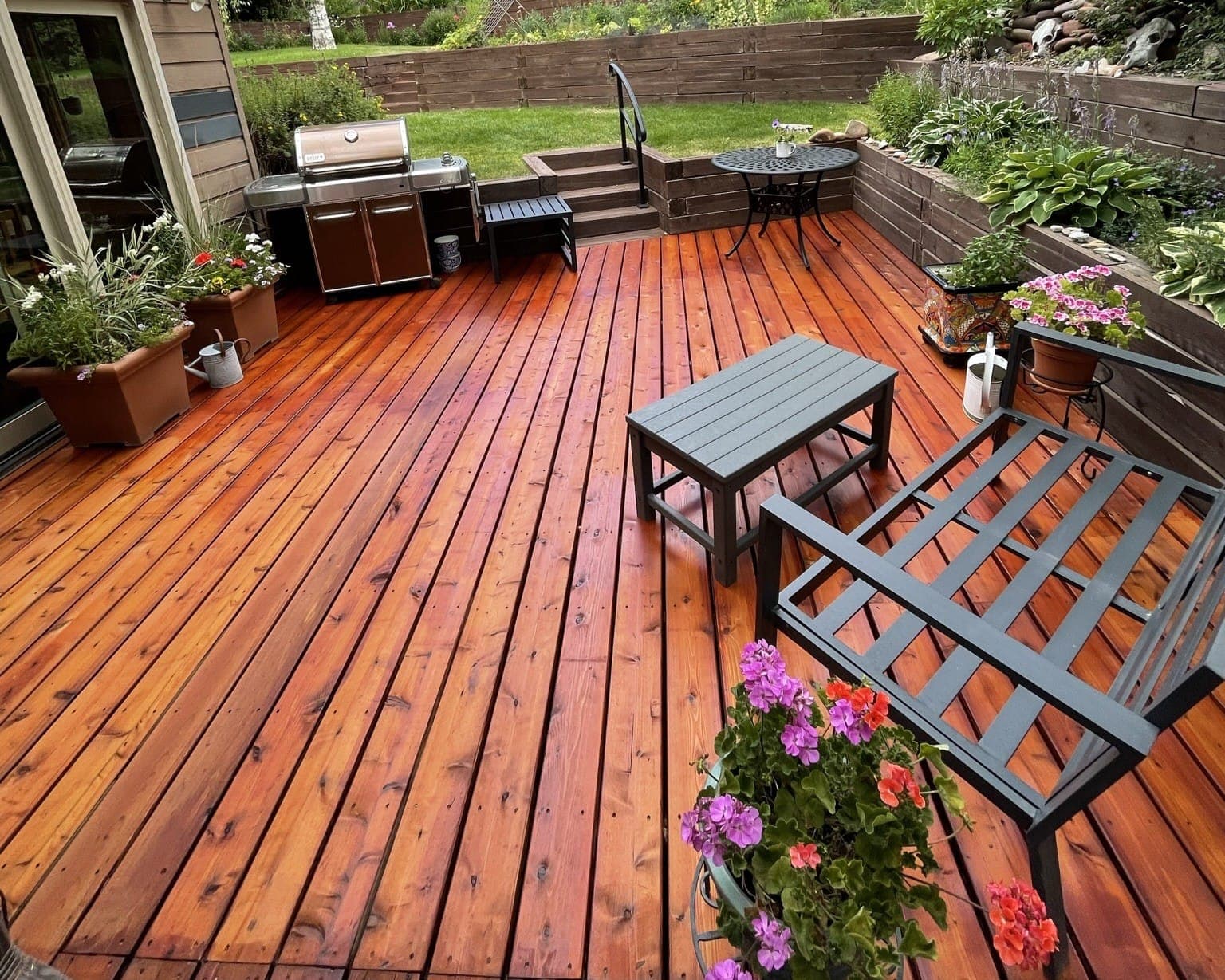 Newly built cedar deck with outdoor furniture, finished by Stoney Ridge Services